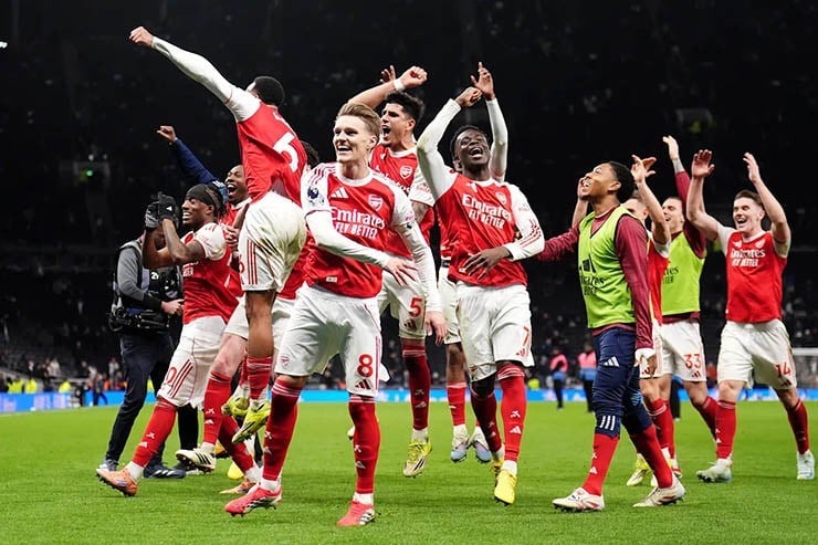 Man City hapert, Arsenal versnelt in de titelstrijd.