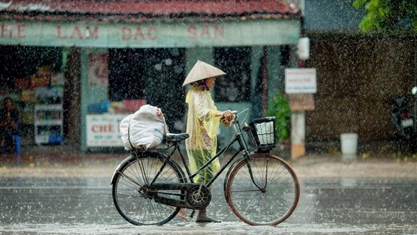 寒冷前線がこの地域を通過しており、ベトナム北部と中部の多くの地域に大雨をもたらしている。