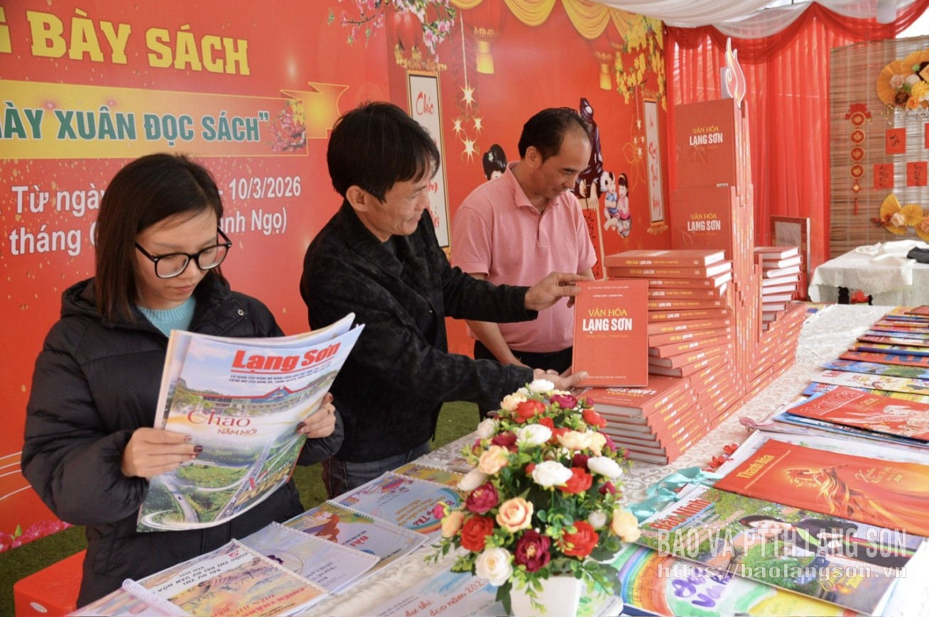 Viên chức, người lao động tại Thư viện tỉnh tích cực chuẩn bị các ấn phẩm trưng bày tại Hội Báo Xuân xứ Lạng 2026