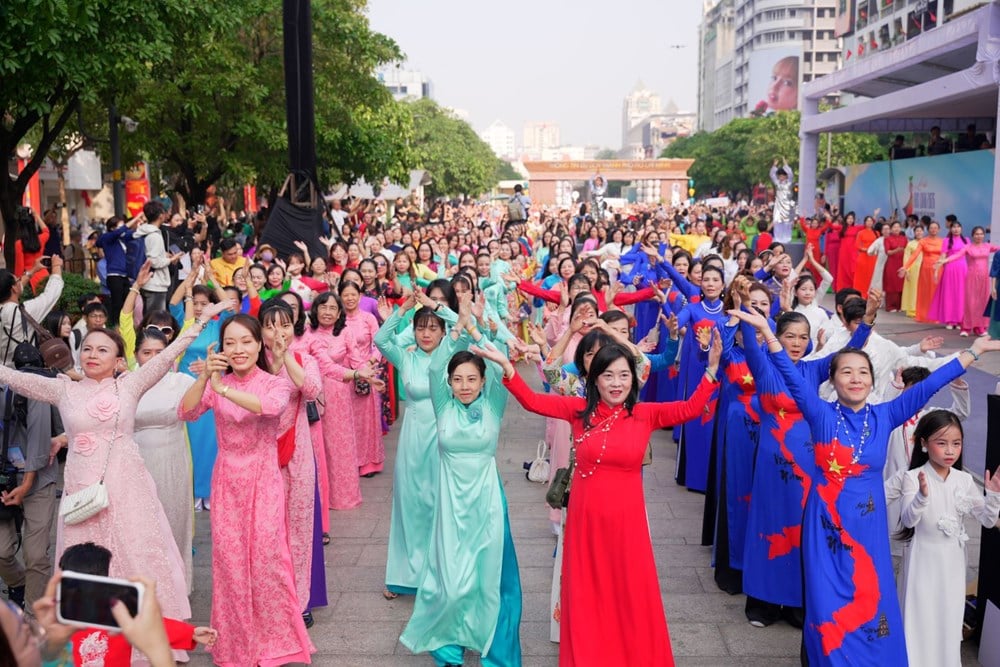 Traditionell folkdansföreställning i Ao Dai (vietnamesisk traditionell klädsel) på gatan den 8 mars - foto 1