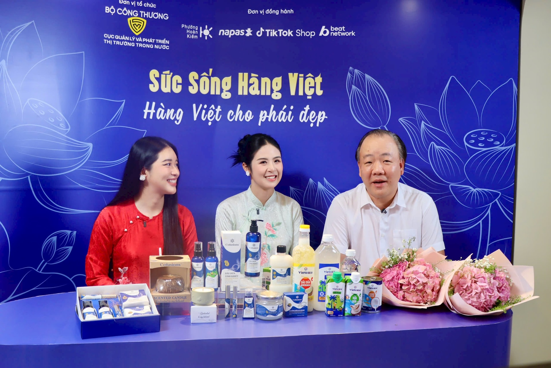 gen-h-cuc-truong-linh-va-hoa-hau-ngoc-han-livestream.jpg