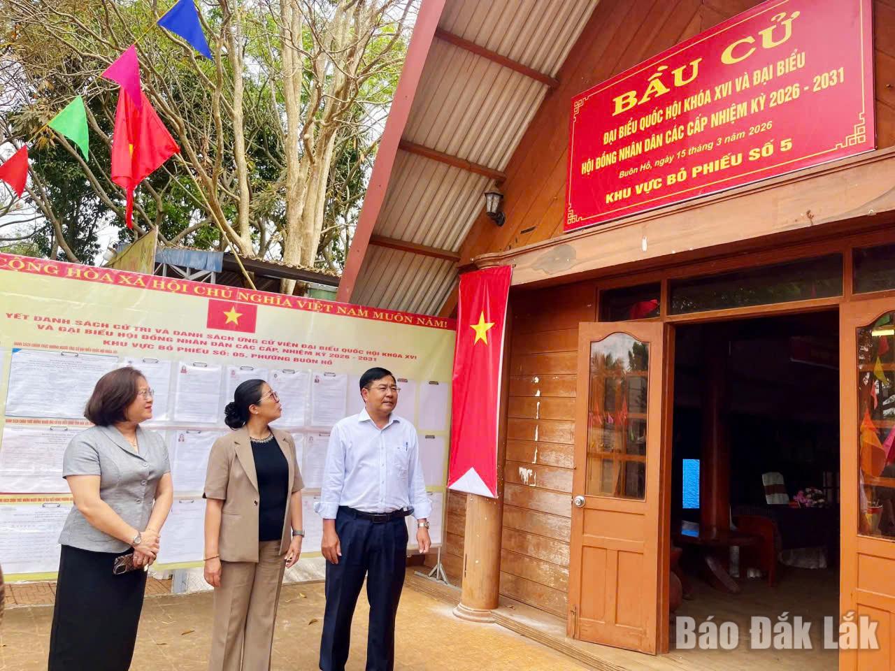ສະຫາຍ ຮວິ່ງທິຈຽນຮວ່າ ຮອງເລຂາຄະນະພັກແຂວງດັກລັກ ກວດກາການກະກຽມໃຫ້ແກ່ການເລືອກຕັ້ງສະມາຊິກສະພາແຫ່ງຊາດ ແລະ ສະພາປະຊາຊົນທຸກຂັ້ນ ອາຍຸການ 2026-2031 ທີ່ໜ່ວຍເລືອກຕັ້ງເລກທີ 5, ເມືອງບ່ວນໂຮ່. ພາບ: ຖຸຍຮົ່ງ