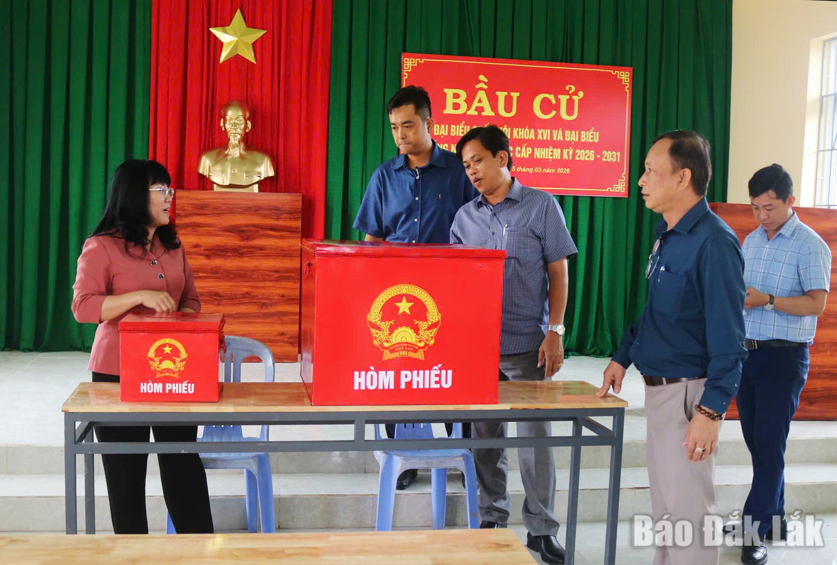 ທ່ານນາງຮອງປະທານສະຫະພັນລັດຖະມົນຕີ ຟ້າມບິ່ງມິງ ໄດ້ລົງກວດກາການກະກຽມການເລືອກຕັ້ງຢູ່ຕາແສງ ຮ່ວາຊວນ. ພາບ: ຕຸ້ຍ ຮວງ.