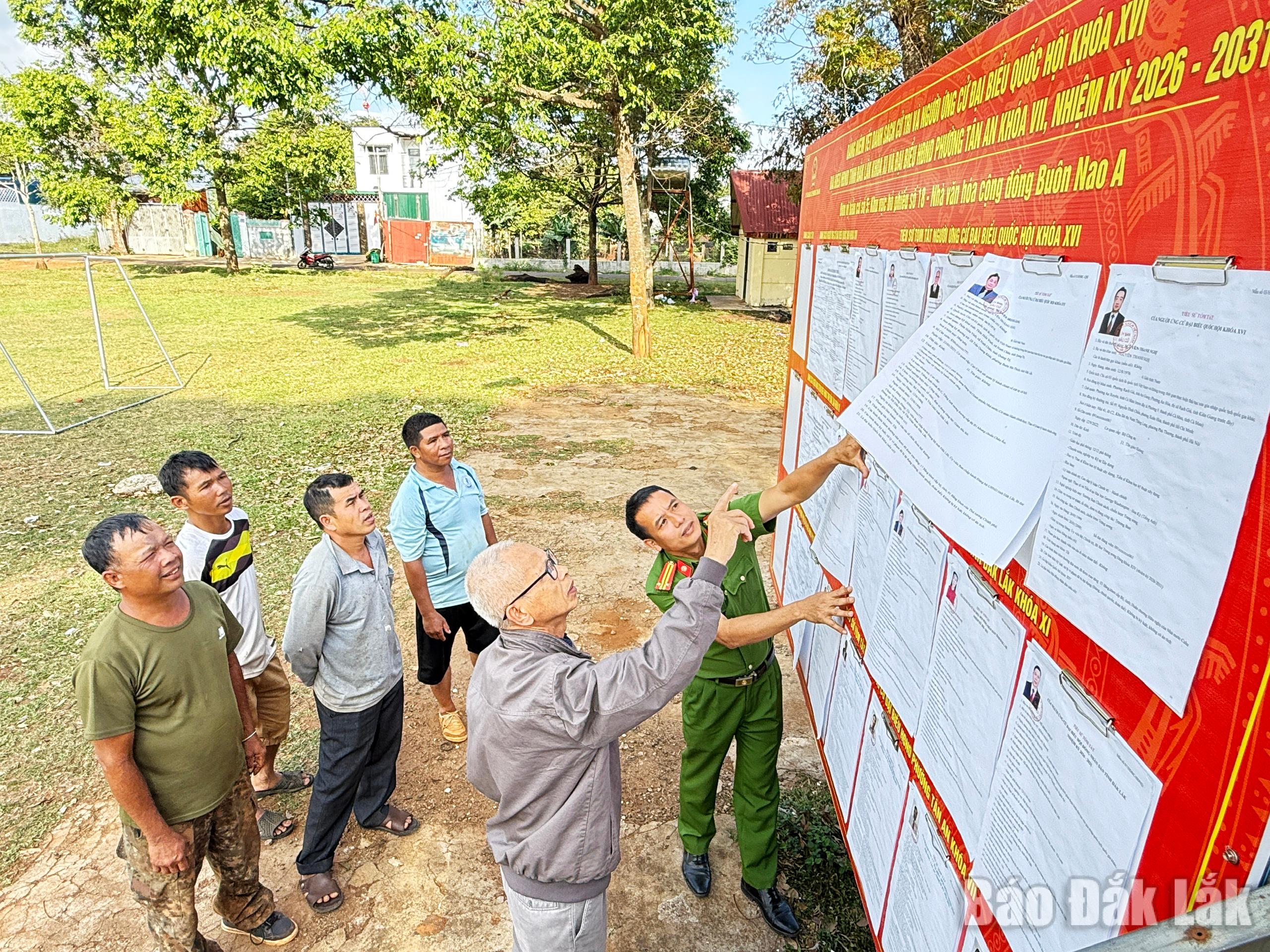 ພະນັກງານຢູ່ບ້ານອີ່າໜາວອາ, ຕາແສງເຕິນອານ, ກຳລັງໃຊ້ໂອກາດນີ້ເພື່ອເຜີຍແຜ່ຂໍ້ມູນຂ່າວສານ ແລະ ຊຸກຍູ້ໃຫ້ຊາວໜຸ່ມ ແລະ ປະຊາຊົນໃນບ້ານຮຽນຮູ້ກ່ຽວກັບຜູ້ສະໝັກຮັບເລືອກຕັ້ງທ້ອງຖິ່ນ ແລະ ຂະບວນການເລືອກຕັ້ງ. ພາບ: ແທງຊວນ