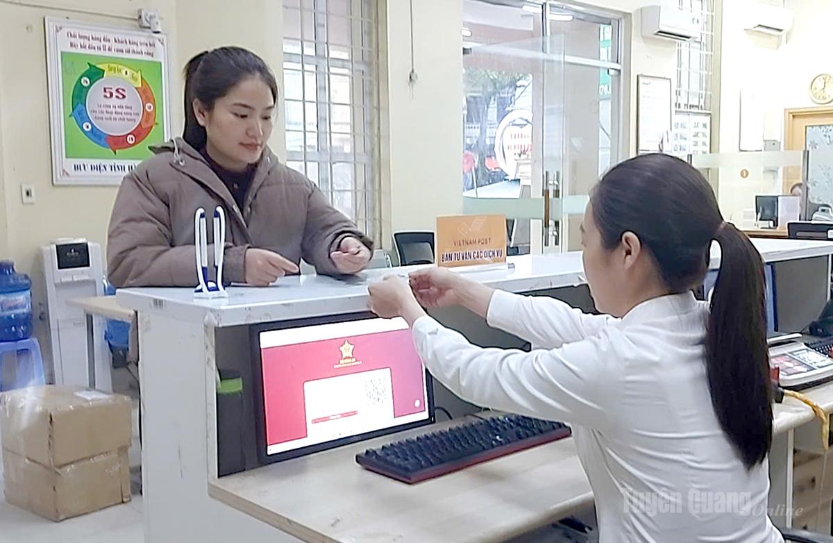 เจ้าหน้าที่ประจำที่ทำการไปรษณีย์บักกวาง ซึ่งเป็นส่วนหนึ่งของที่ทำการไปรษณีย์ตำบลบักกวาง ให้ความช่วยเหลือประชาชนในการดำเนินการด้านเอกสารต่างๆ ผ่านระบบอิเล็กทรอนิกส์