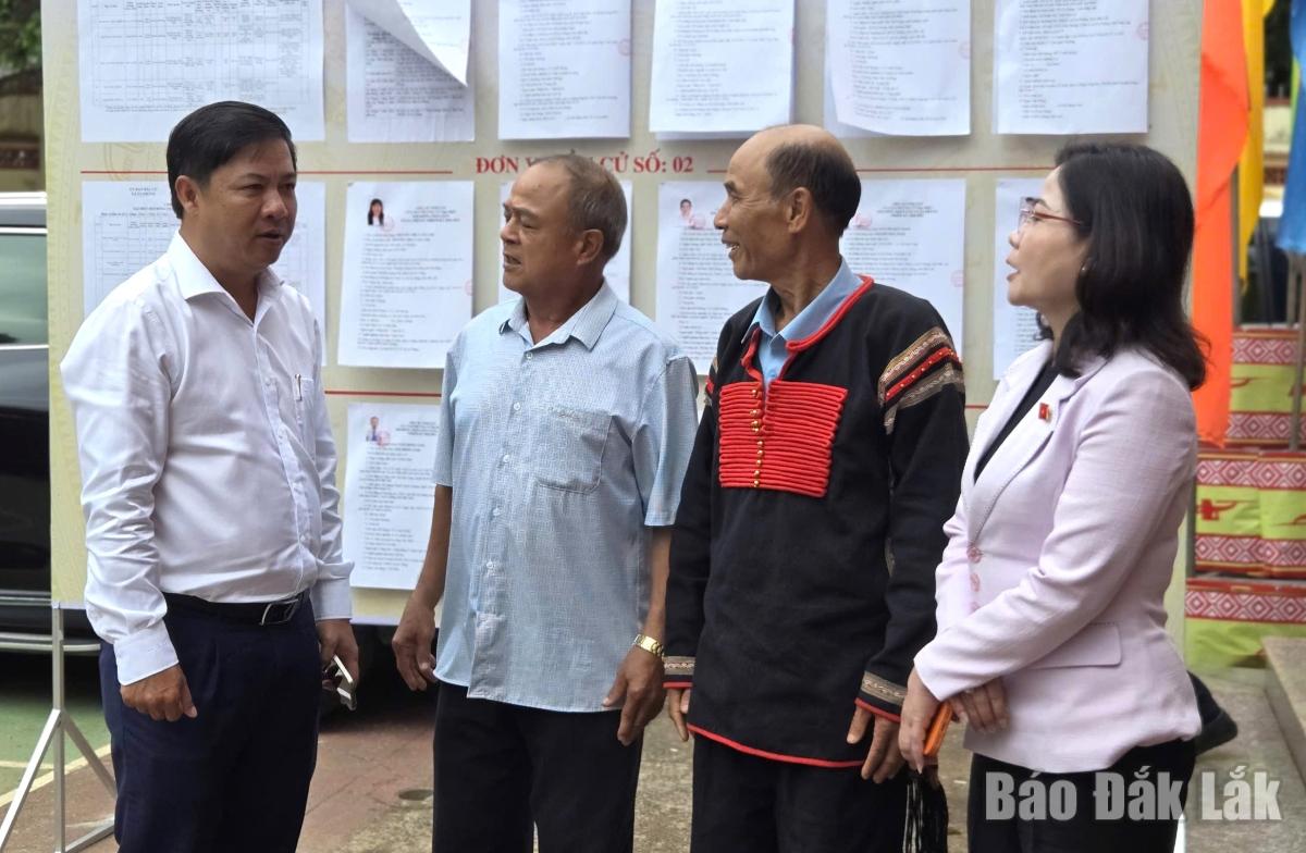 Đồng chí Lương Nguyễn Minh Triết, Ủy viên Ban Chấp hành Trung ương Đảng, Bí thư Tỉnh ủy (bìa trái) cùng đồng chí Nguyễn Thị Thu Nguyệt, Ủy viên Ban Chấp hành Đảng bộ tỉnh, Phó Trưởng Đoàn chuyên trách, phụ trách Đoàn ĐBQH tỉnh (bìa phải) trò chuyện cùng các cử tri xã Ea Drăng. Ảnh: Vạn Tiếp