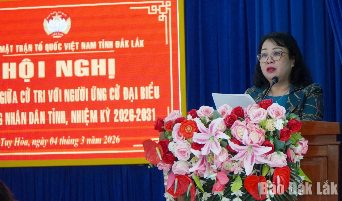 Đồng chí Cao Thị Hòa An, Ủy viên Ban Chấp hành Trung ương Đảng, Phó Bí thư Thường trực Tỉnh ủy, Chủ tịch HĐND tỉnh tiếp xúc cử tri tại phường Tuy Hòa. Ảnh: Minh Duyên