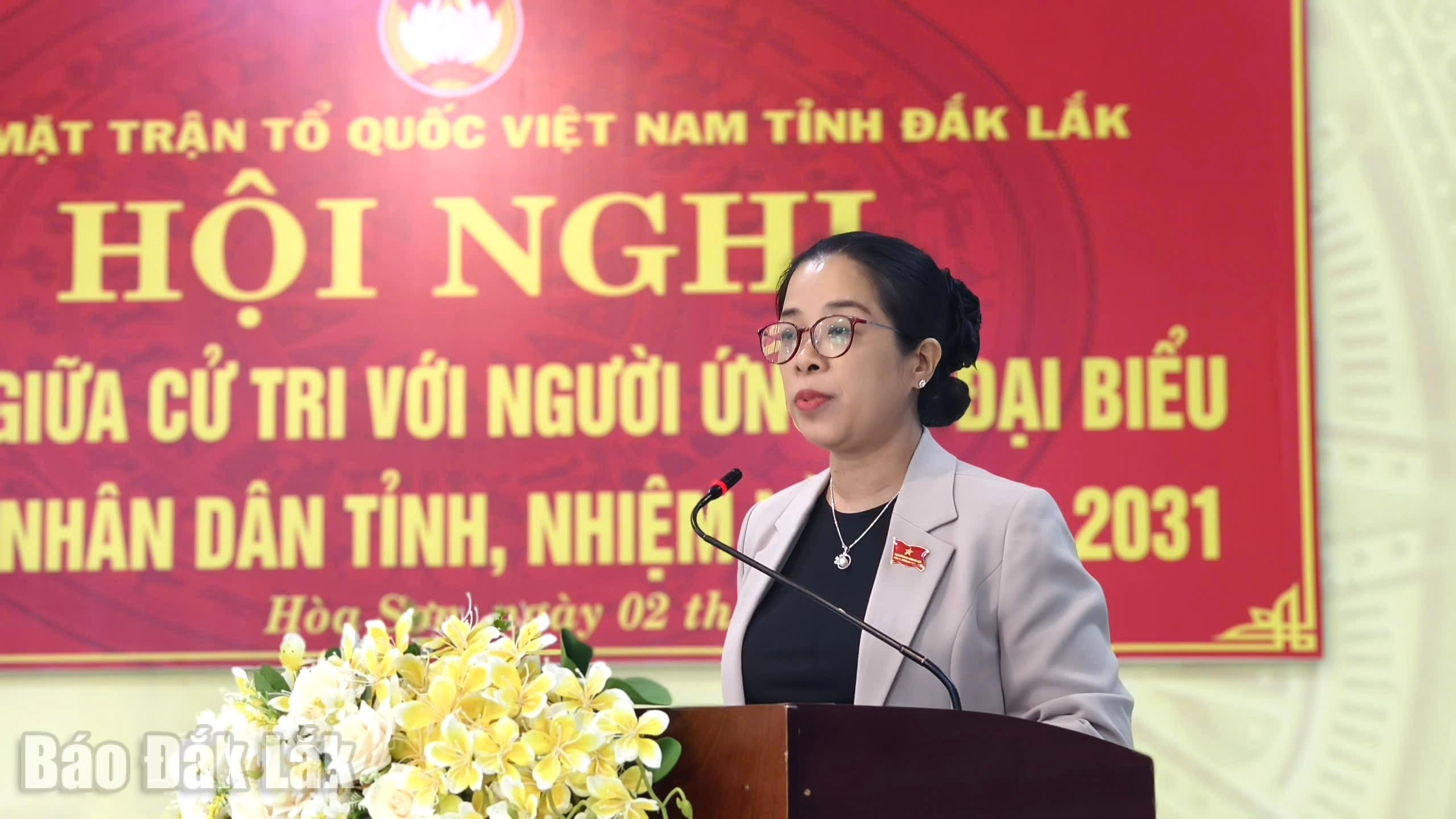 Đồng chí Huỳnh Thị Chiến Hòa, Phó Bí thư Tỉnh ủy trình bày chương trình hành động trước cử tri xã Hòa Sơn. Ảnh: Khả Lê