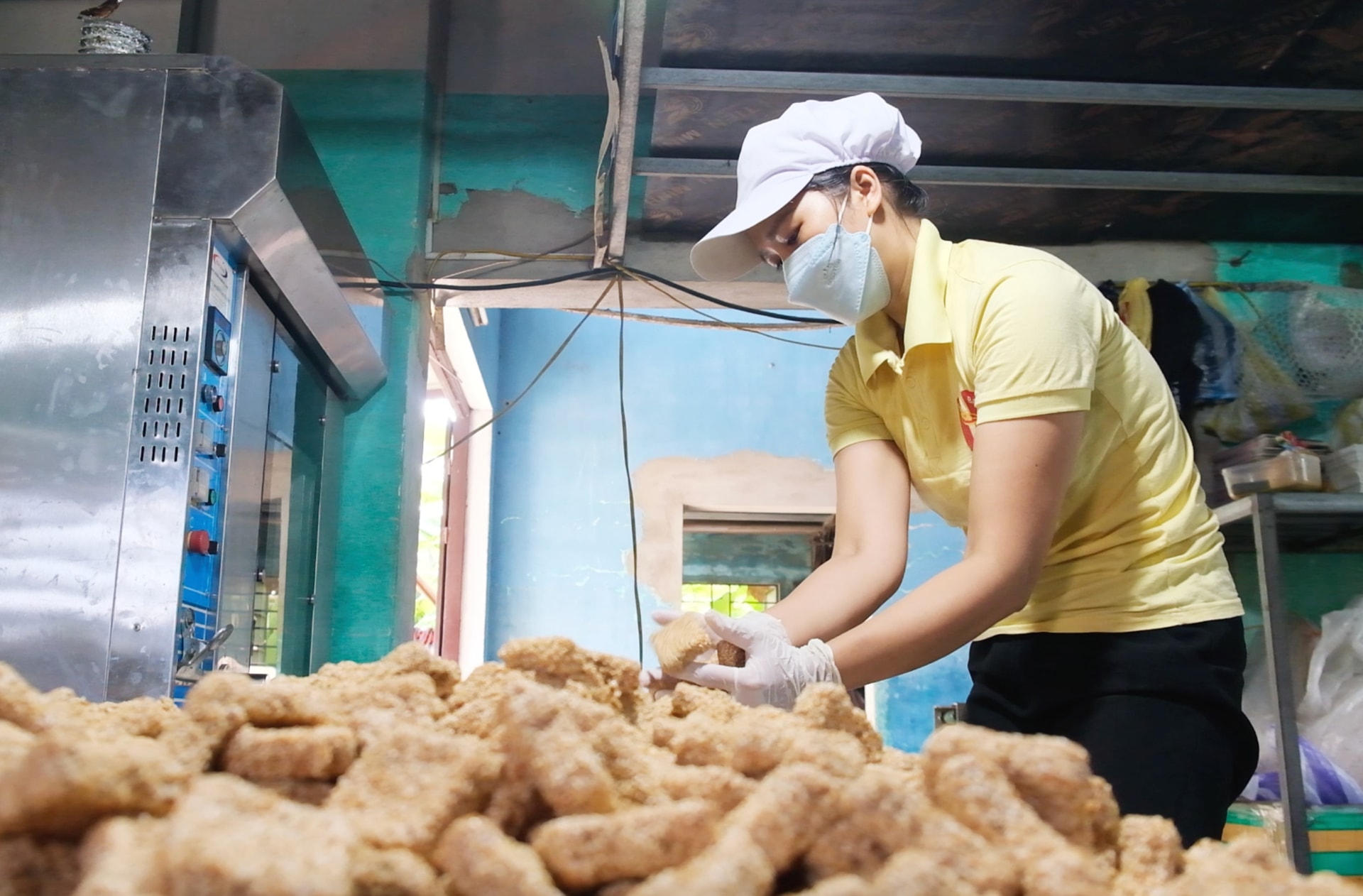 Lo stabilimento di produzione di cracker al sesamo di Ba Ly ha continuato a operare e a svilupparsi nel corso degli anni.