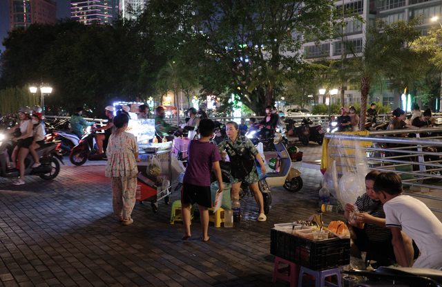 Công viên vừa xây xong, hàng rong vào 'xí chỗ' - Ảnh 7.