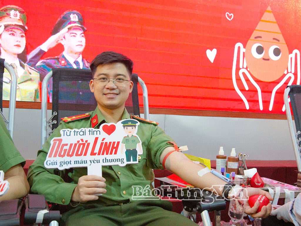Il capitano Tran Hoang Quan ha partecipato a una donazione di sangue volontaria.