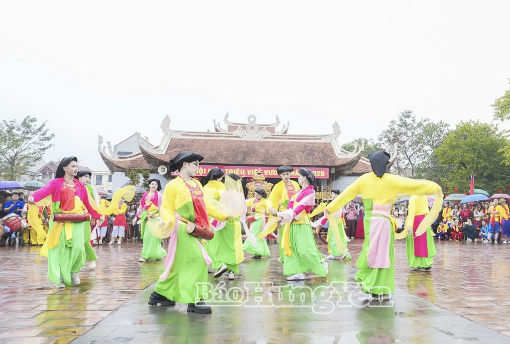 Spettacoli di arte popolare al festival del tempio Trieu Viet Vuong.