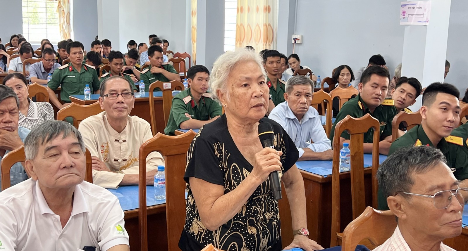 ผู้สมัครรับเลือกตั้งสภาประชาชนจังหวัดพบปะกับผู้มีสิทธิเลือกตั้งในเขตบิ่ญเดือย Cử tri Nguyễn Thị Kim Loan kiến nghị xử lý môi trường bi ô nhiễm
