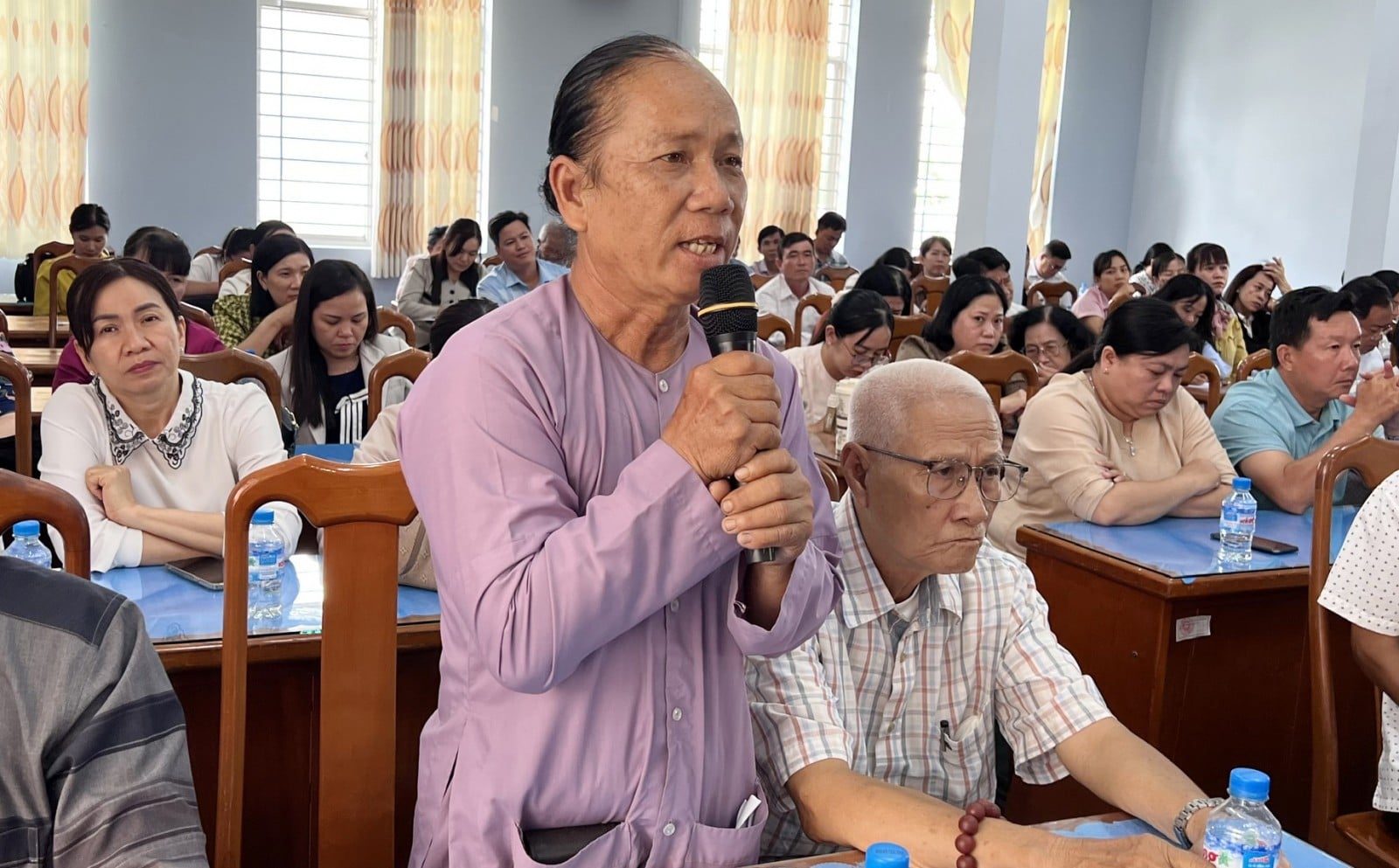 ผู้สมัครรับเลือกตั้งสภาประชาชนจังหวัดพบปะกับผู้มีสิทธิเลือกตั้งในเขตบิ่ญเดือย Cử tri Nguyễn Hoàng Tâm tháo gỡ những khó khăn phát triển kinh tế địa phương