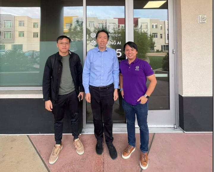 Nella foto, Quoc Nghi è ritratto con il professor Andrew Ng, co-fondatore di Google Brain, e con il dottor Nguyen Xuan Phong, direttore tecnologico di FPT.