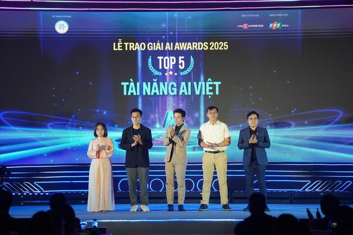 Il dottor Bui Duy Quoc Nghi (con la camicia bianca) è uno dei cinque illustri vincitori degli AI Awards 2025. (Foto: VNA)
