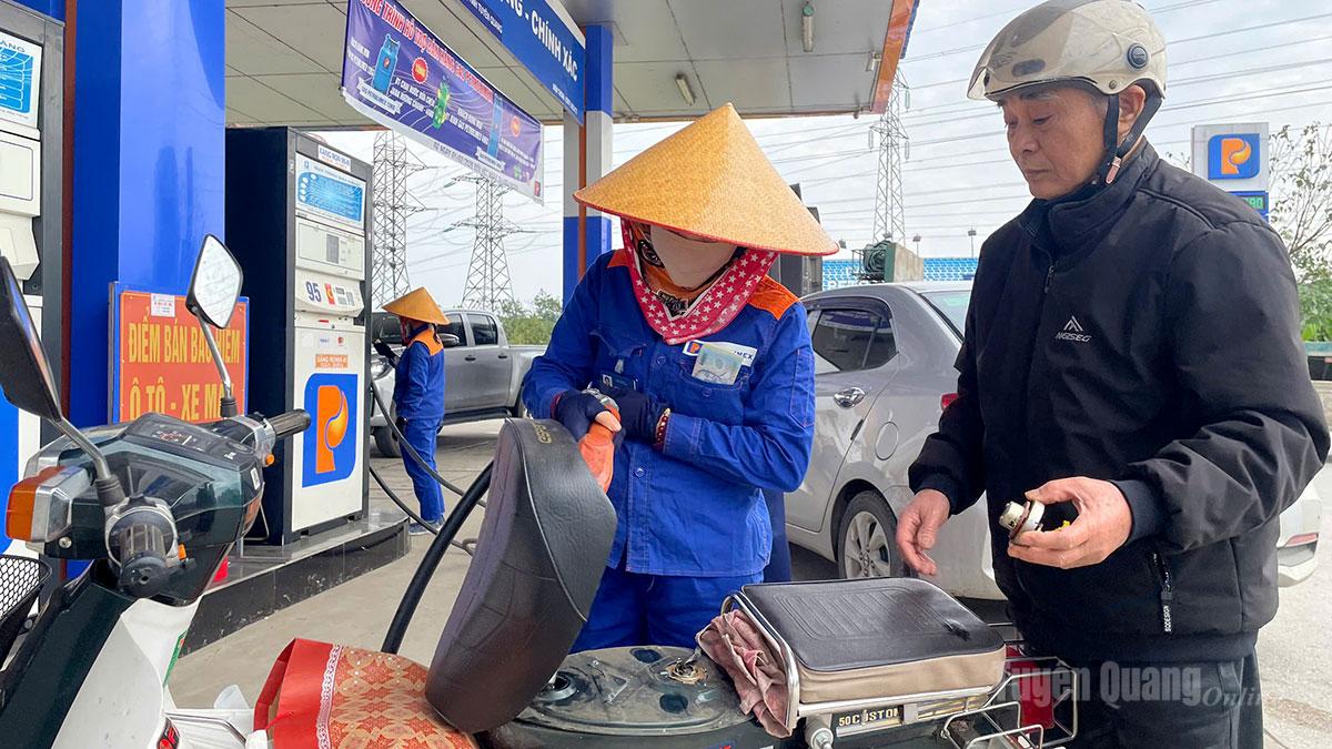 สถานีบริการน้ำมัน Petrolimex Tuyen Quang หมายเลข 1 รับประกันการจัดหาน้ำมันเชื้อเพลิงอย่างต่อเนื่องเพื่อให้บริการแก่ประชาชนและธุรกิจต่างๆ
