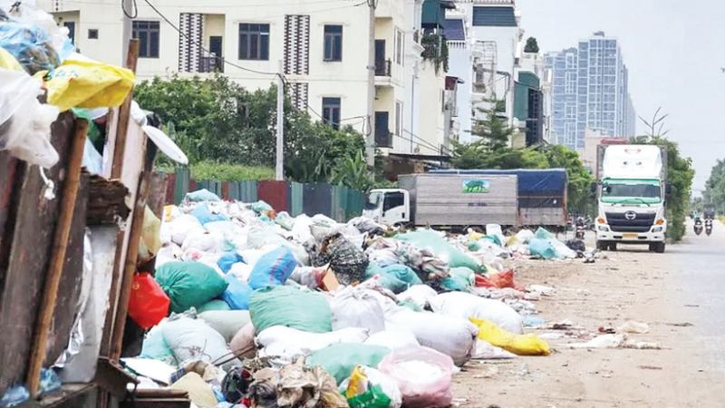 Menjelang 2025, jumlah sisa pepejal isi rumah yang dihasilkan di Vietnam dianggarkan sekitar 70,000 tan sehari, terutamanya dari kawasan bandar. (Imej ilustrasi)