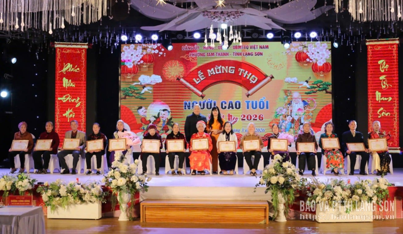 ຜູ້ນຳສະມາຄົມຜູ້ສູງອາຍຸແຂວງ ແລະ ຄະນະກຳມະການປະຊາຊົນເມືອງຕາມແທ່ງ ໄດ້ມອບໃບຢັ້ງຢືນອາຍຸຍືນໃຫ້ແກ່ຜູ້ສູງອາຍຸໃນບ້ານ.