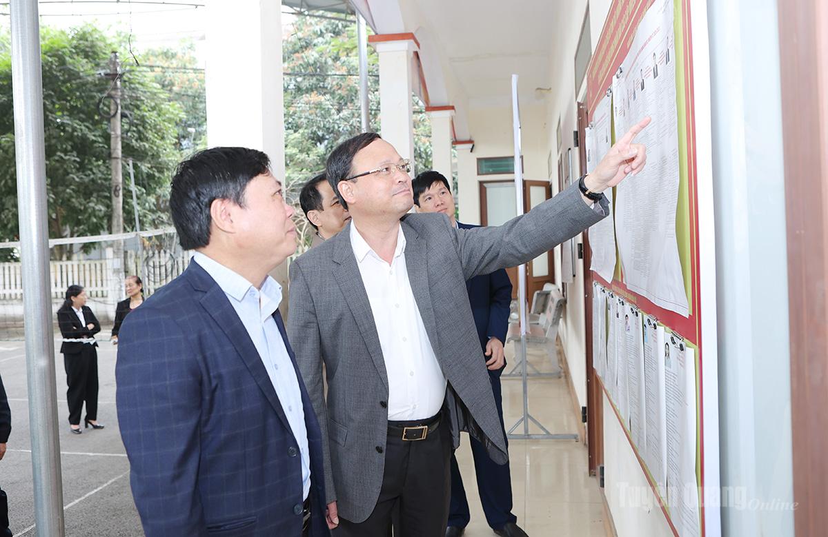 İl Parti Komitesi Daimi Üyesi, İl Halk Komitesi Daimi Başkan Yardımcısı, İl Seçim Komitesi Başkan Yardımcısı, 4 No'lu Birim İl Halk Konseyi Seçim Komitesi Başkanı Yoldaş Nguyen Manh Tuan ve çalışma grubu, Cong Doi köyündeki seçim merkezinde aday ve seçmen listelerini inceledi.