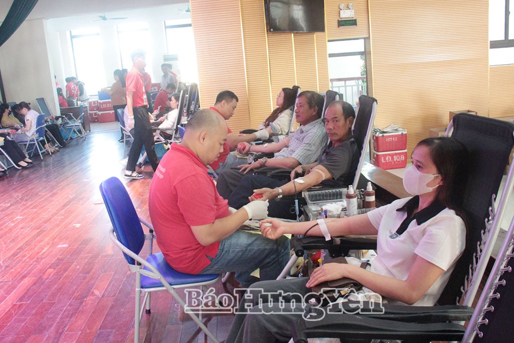 Nella comune di Quang Hung, alcuni volontari partecipano a una campagna di donazione di sangue volontaria.