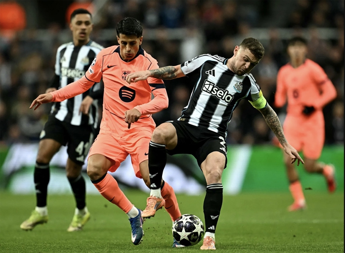 Champions League nhiều gam màu trái ngược - Ảnh 1.