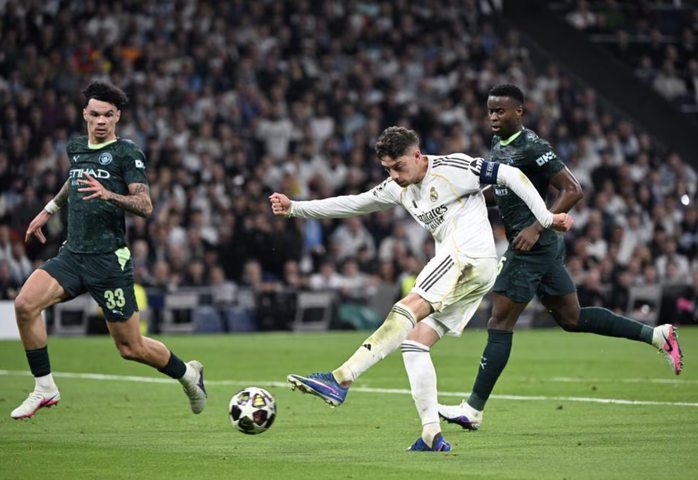 Valverde một tay nhấn chìm Man City, Real Madrid bay bổng tại Bernabeu