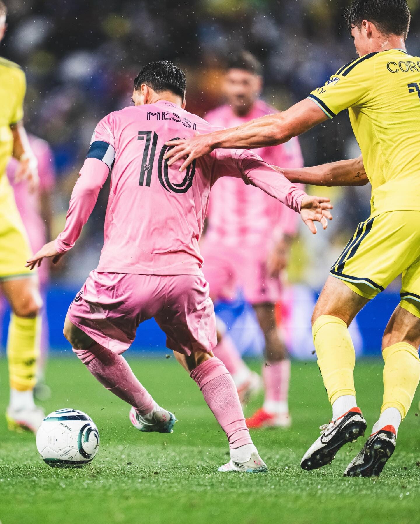 https://static-images.vnncdn.net/vps_images_publish/000001/000003/2026/3/12/messi-inter-miami-559.jpg