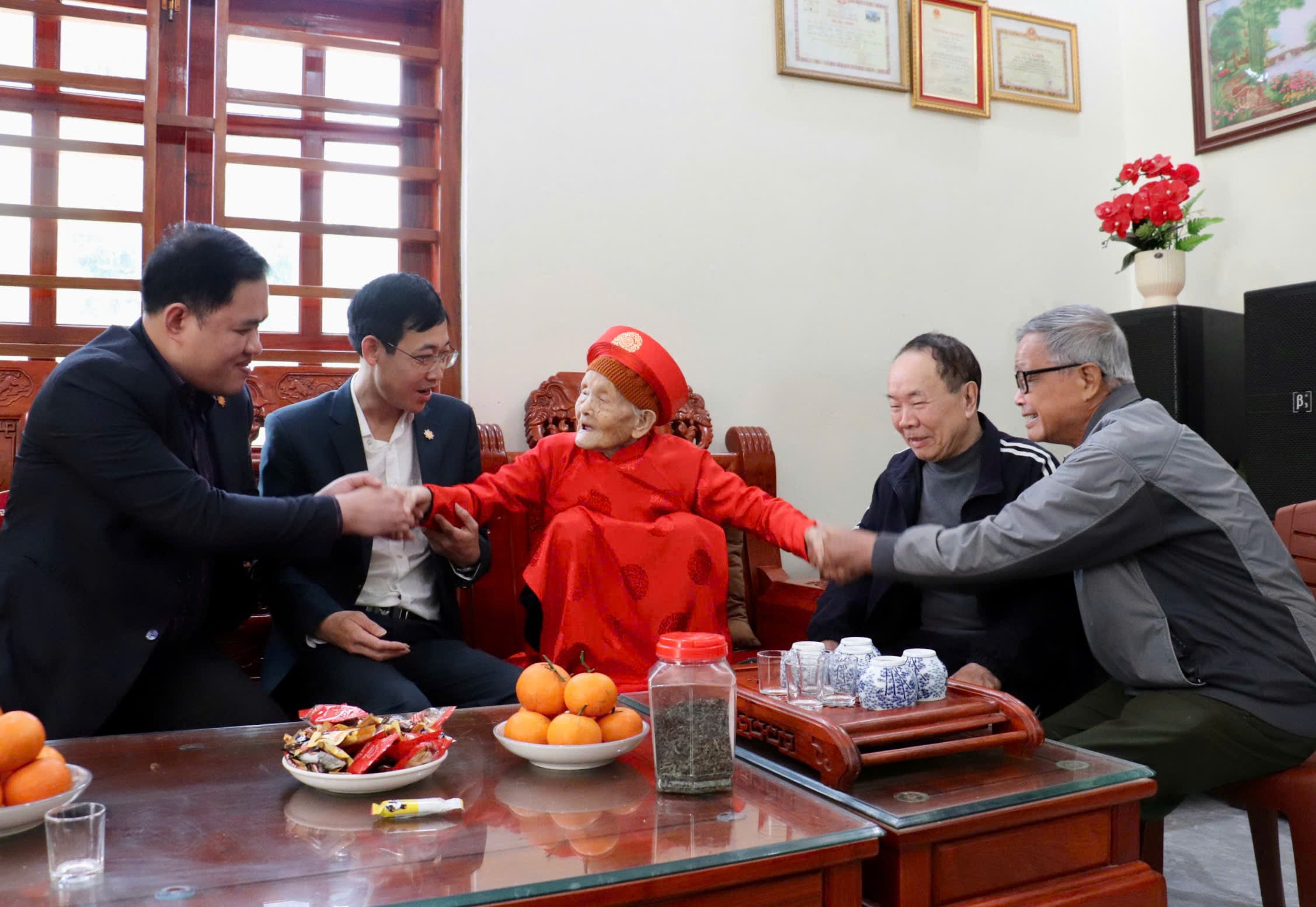 Medlemmer av delegasjonen spurte om helsen til fru Nguyen Thi Tam.