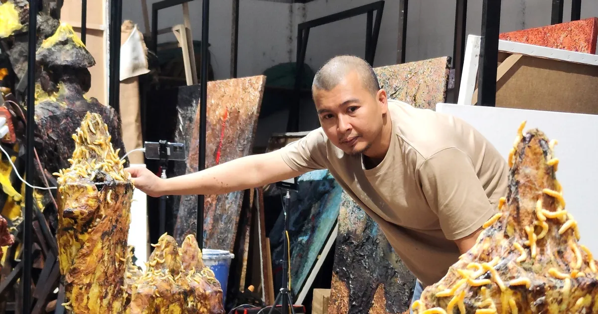 作品を制作するレ・フウ・ヒエウ氏