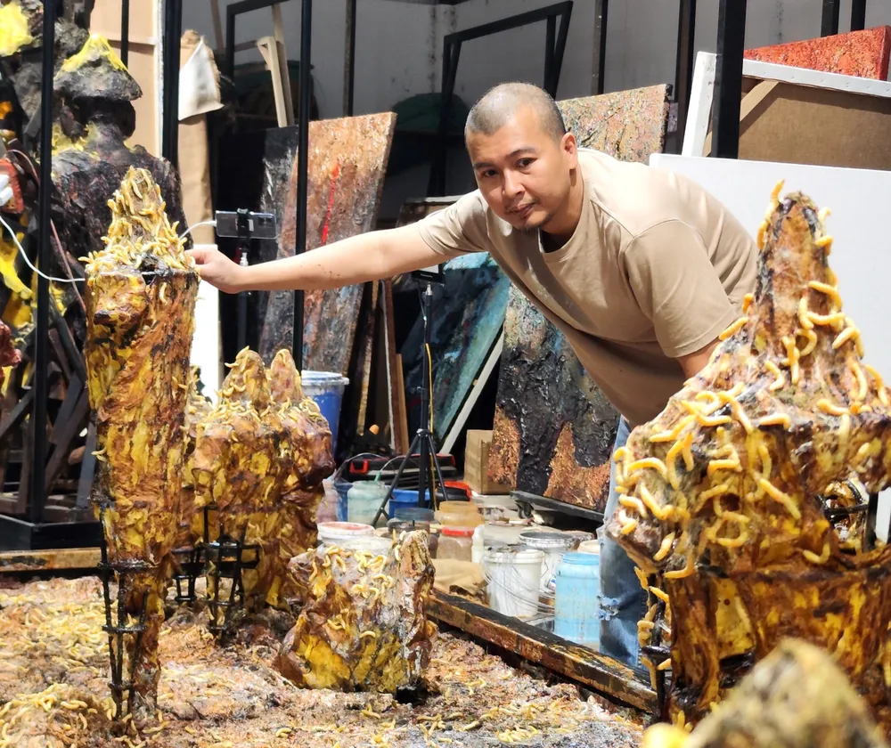 Artistul Le Huu Hieu își pregătește opera de artă pentru expoziție.