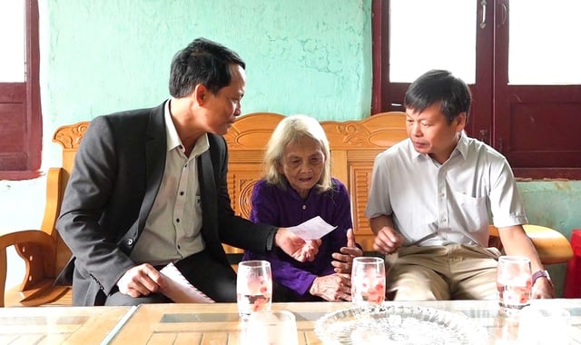 Mang thùng phiếu đến nhà để cử tri già yếu thực hiện quyền bầu cử - Ảnh 1.