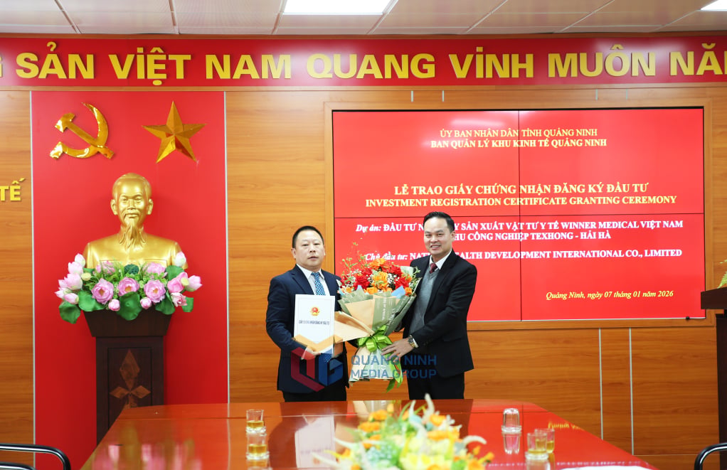 Il Consiglio di gestione della zona economica provinciale ha tenuto una cerimonia per la presentazione del certificato di registrazione dell'investimento per il progetto di investimento dell'impianto di produzione di forniture mediche Winner Medical Vietnam (7 gennaio 2026). Foto: Minh Duc