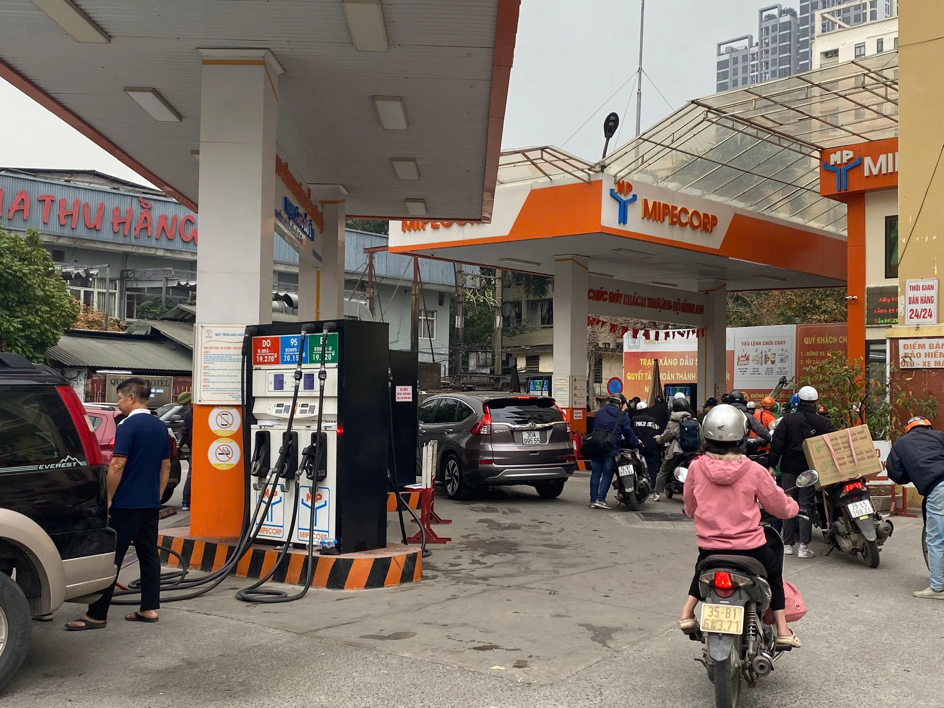 Giá xăng dầu hôm nay 13/3/2026: Xăng RON 95 tăng, E5 RON 92 giảm; Bảng giá xăng dầu Petrolimex hôm nay 13/3/2026
