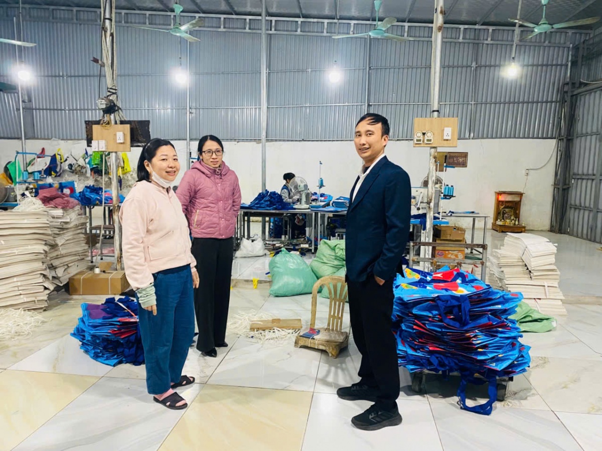 Grazie al sostegno del Fondo di Credito Popolare Thieu Vien, la signora Hanh ha investito nello sviluppo di un impianto di trasformazione per merci destinate all'esportazione, ottenendo elevati profitti economici. Từ sự tiếp sức của QTDND Thiệu Viên, chị Hạnh đã đầu tư phát triển cơ sở gia công hàng xuất khẩu, mang lại hiệu quả kinh tế cao