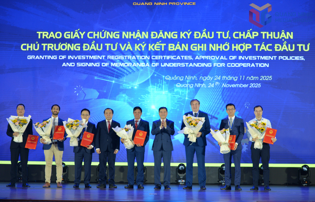វិនិយោគិនបានទទួលការសម្រេចចិត្តអនុម័តគោលនយោបាយវិនិយោគ និងវិញ្ញាបនបត្រចុះបញ្ជីវិនិយោគសម្រាប់គម្រោងនានានៅក្នុងសន្និសីទឆ្នាំ ២០២៥ ស្តីពីការជំរុញវិនិយោគសម្រាប់ការអភិវឌ្ឍវិទ្យាសាស្ត្រ និងបច្ចេកវិទ្យា នវានុវត្តន៍ និងការផ្លាស់ប្តូរឌីជីថល។