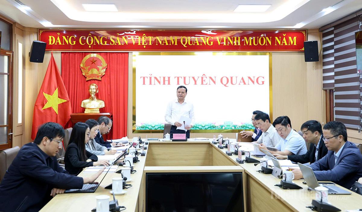 Il compagno Nguyen Manh Tuan, vicepresidente permanente del Comitato popolare provinciale, ha presieduto la riunione per ascoltare una relazione sulla revisione dei progetti di investimento extrabilancio che procedono a rilento.