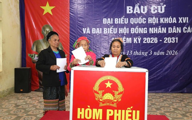 55 seggi elettorali nella provincia di Nghe An hanno ospitato le votazioni anticipate - Foto 3.