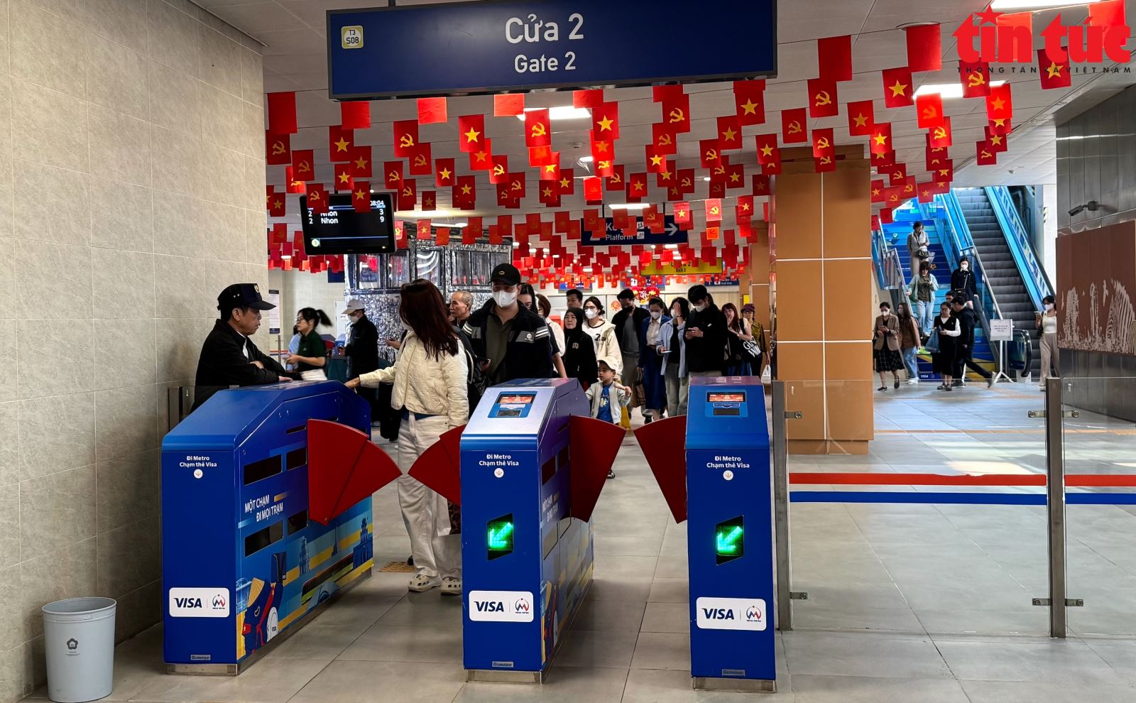 With rising fuel costs, Hanoi residents are gradually switching to the ...