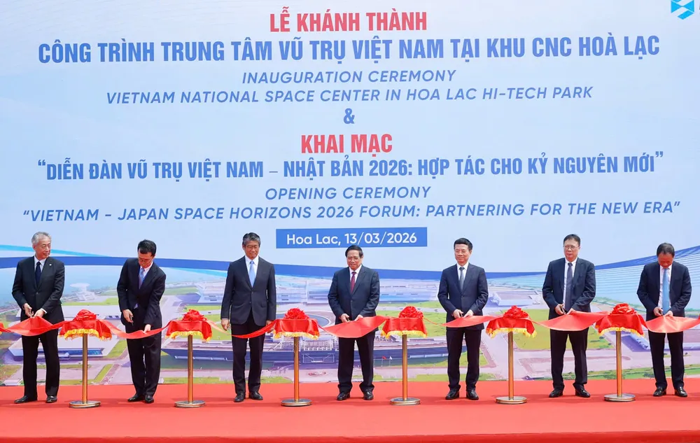 Il Primo Ministro Pham Minh Chinh partecipa alla cerimonia di inaugurazione del Centro Spaziale Vietnamita presso il Parco Tecnologico di Hoa Lac. Foto: VIET CHUNG