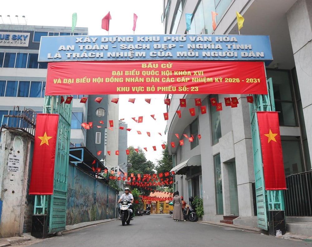Ho Chi Minh City è addobbata con bandiere e fiori in vista del giorno delle elezioni - foto 11