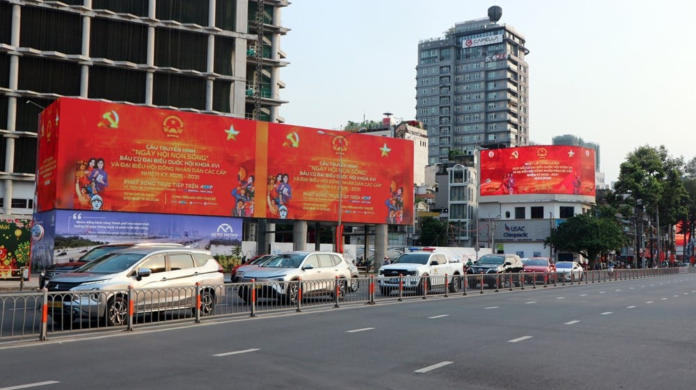 Ho Chi Minh City è addobbata con bandiere e fiori in vista del giorno delle elezioni - foto 1