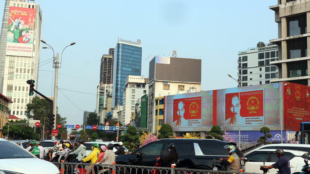 Ho Chi Minh City è addobbata con bandiere e fiori in vista del giorno delle elezioni - foto 3