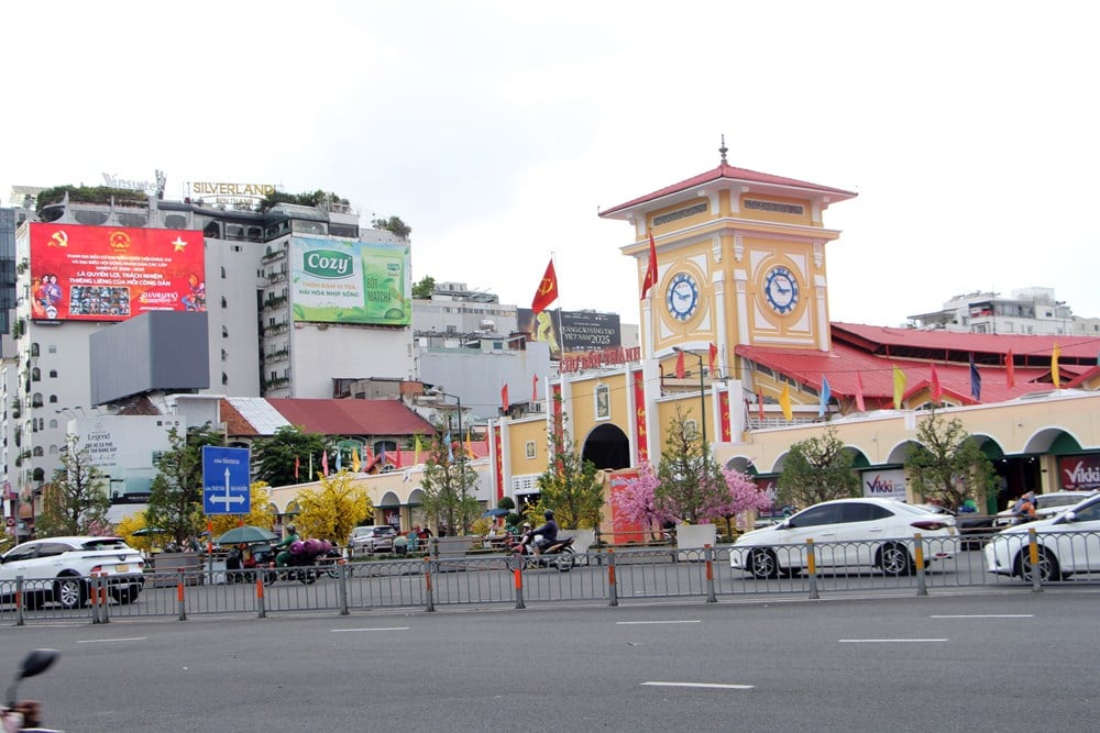 Ho Chi Minh City è addobbata con bandiere e fiori in vista del giorno delle elezioni - foto 4