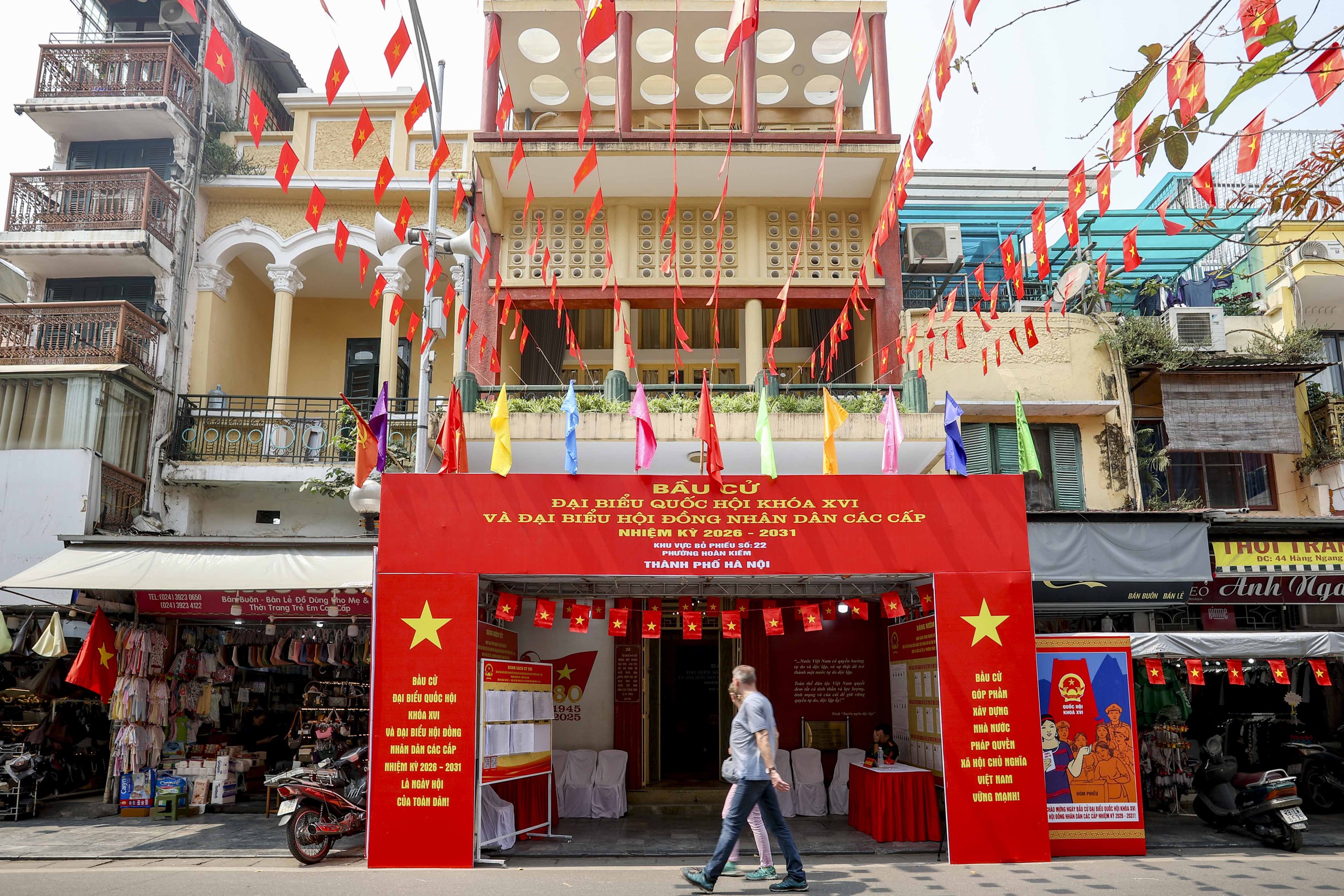 Các điểm bầu cử đặc biệt ở Hà Nội sẵn sàng cho ngày hội lớn toàn dân - Ảnh 1.
