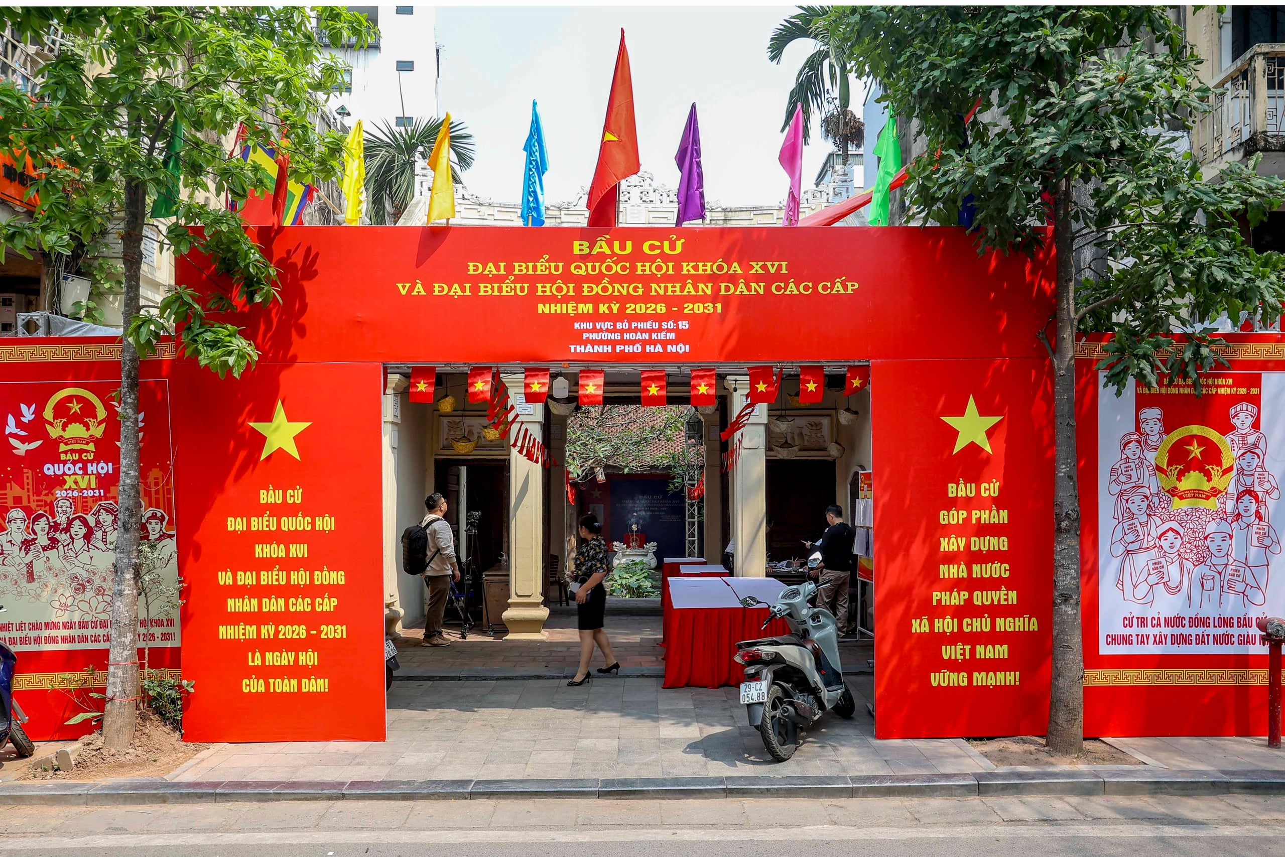 Các điểm bầu cử đặc biệt ở Hà Nội sẵn sàng cho ngày hội lớn toàn dân - Ảnh 6.