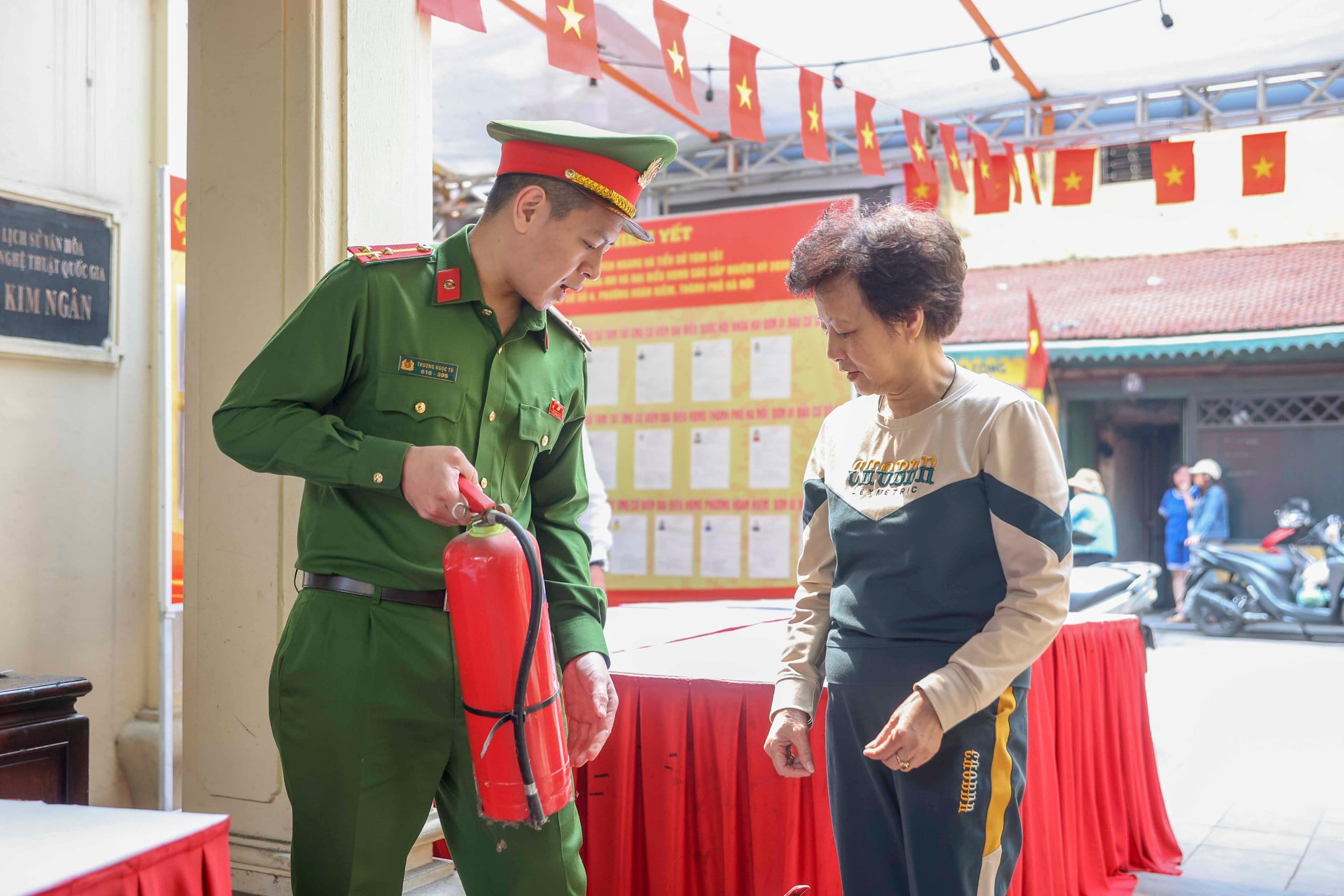 Các điểm bầu cử đặc biệt ở Hà Nội sẵn sàng cho ngày hội lớn toàn dân - Ảnh 10.