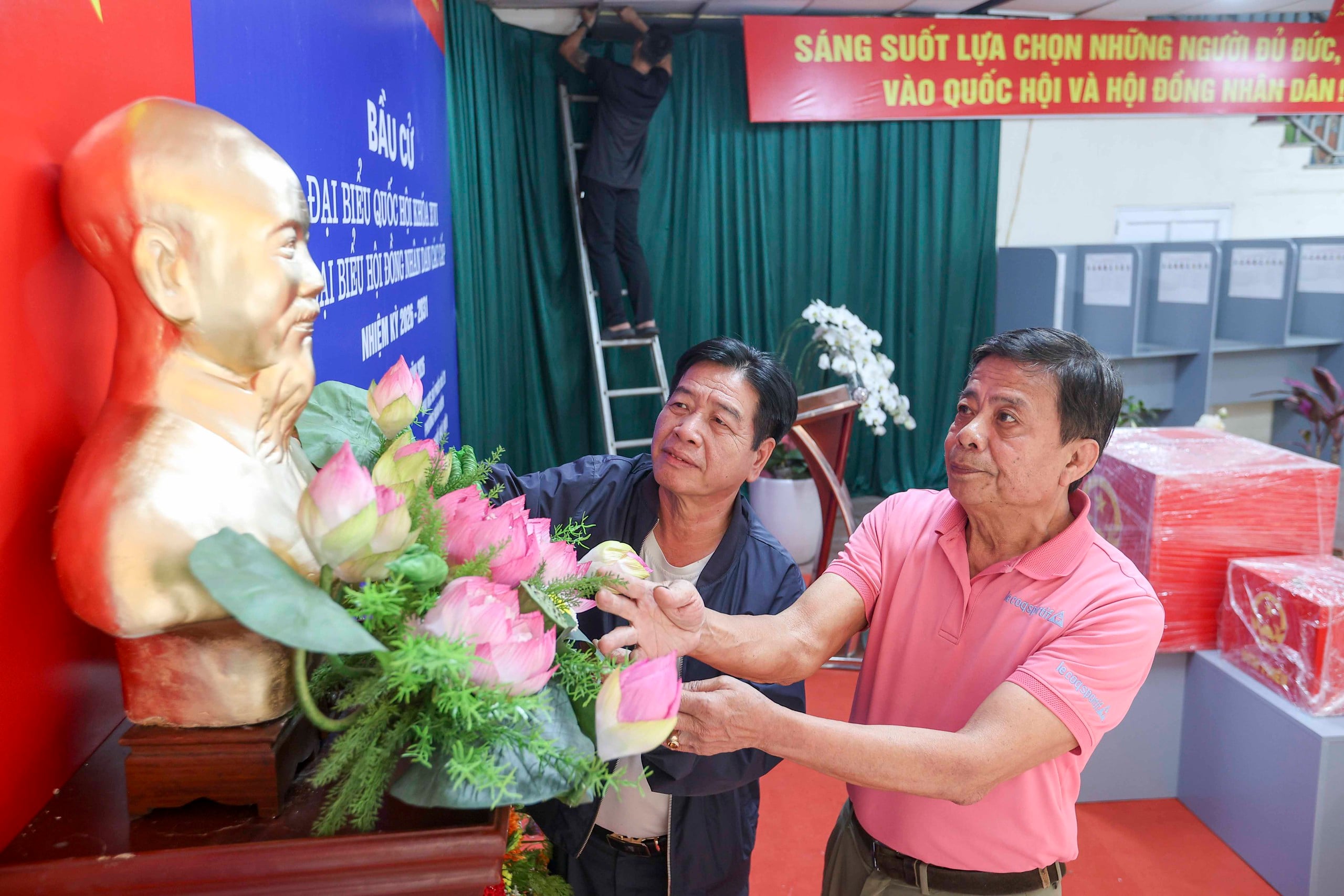 Các điểm bầu cử đặc biệt ở Hà Nội sẵn sàng cho ngày hội lớn toàn dân - Ảnh 12.