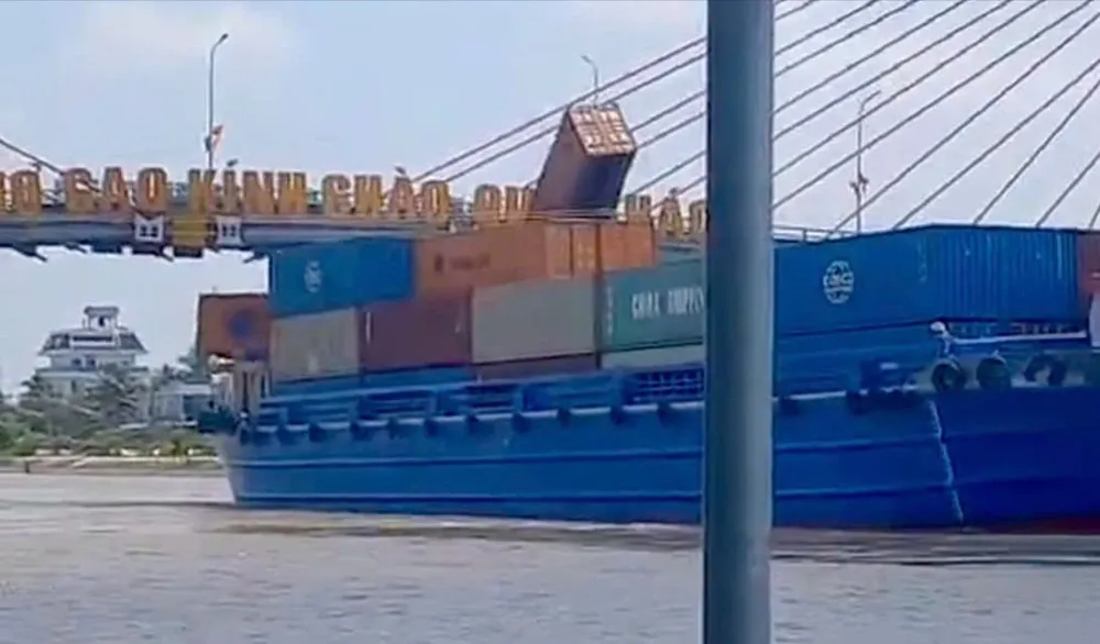 Xử lý thuyền trưởng điều khiển sà lan vướng đứt dây điện, rơi container ...