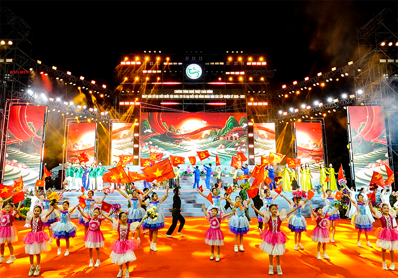 Le programme artistique dynamique « Can Tho - Célébration du Grand Festival »